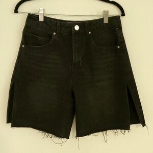 Mid-thighs jean shorts with high slit